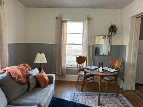 uma sala de estar com um sofá e uma mesa em Cozy Stay Near NDSU and Downtown Fargo em Fargo