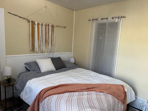 1 dormitorio con cama y ventana en Cozy Stay Near NDSU and Downtown Fargo, en Fargo