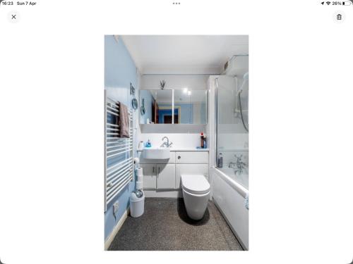 y baño con lavabo, aseo y bañera. en 2 bedrooms apartment with free parking en Lancing