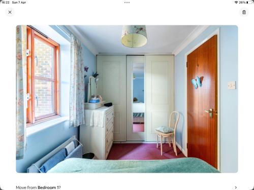 - une chambre avec un lit, une commode et une fenêtre dans l'établissement 2 bedrooms apartment with free parking, à Lancing