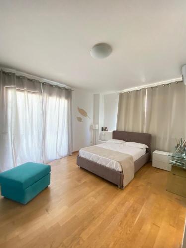 Una cama o camas en una habitación de Horizon Suites