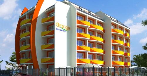 un edificio con un edificio naranja y blanco en Студия в центре Солнечного берега, en Sunny Beach