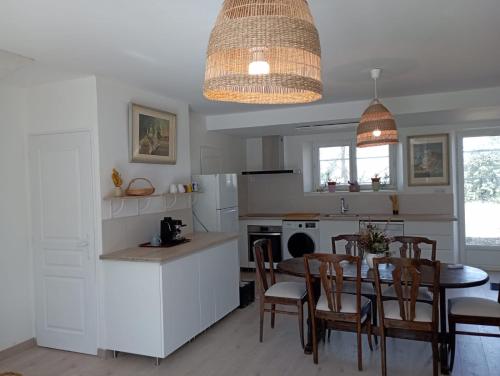 une cuisine et une salle à manger avec une table et des chaises dans l'établissement Gîte à la campagne, à Puyméras