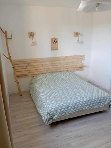 une chambre avec un lit dans le coin d'une pièce dans l'établissement Gîte à la campagne, à Puyméras