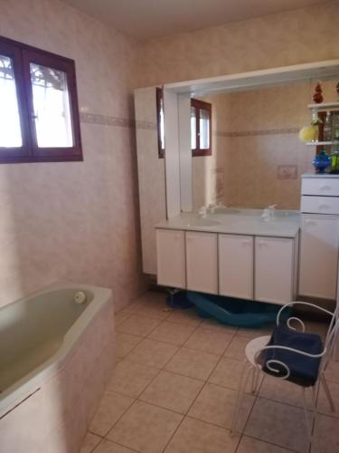 une salle de bain avec une baignoire et un lavabo dans l'établissement VILLA POUR 21 PERSONNES 400 M2 PISCINE SALLE DE SPORT PROCHE DES PLAGES. HÉRAULT, à Coulobres