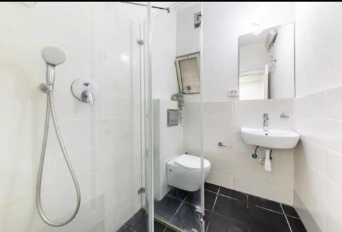 ein Bad mit einer Dusche, einem WC und einem Waschbecken in der Unterkunft Sababa Host-Boutique Rooms in Central Tel Aviv in Tel Aviv