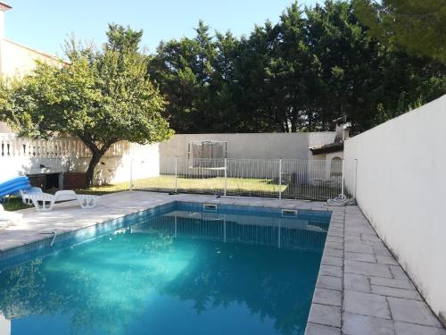 - une piscine dans une cour à côté d'une clôture dans l'établissement VILLA POUR 21 PERSONNES 400 M2 PISCINE SALLE DE SPORT PROCHE DES PLAGES. HÉRAULT, à Coulobres