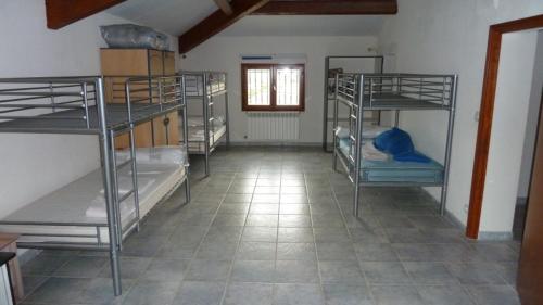 une chambre avec plusieurs lits superposés dans une pièce dans l'établissement VILLA POUR 21 PERSONNES 400 M2 PISCINE SALLE DE SPORT PROCHE DES PLAGES. HÉRAULT, à Coulobres