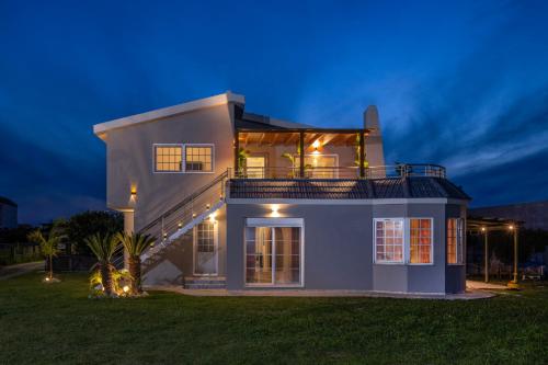 Foto Coral Paradise Luxury Modern Family Villa with Jacuzzi, Pool View & Parking in Rhodes Island 1