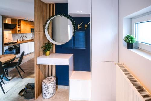 eine Küche und ein Esszimmer mit einem Spiegel und einem Tisch in der Unterkunft Vila Kaja - self check in - free parking in Zagreb