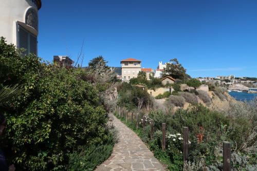 un chemin menant à une colline avec une maison dessus dans l'établissement Mourillon appartement T2/ 2 *, à Toulon