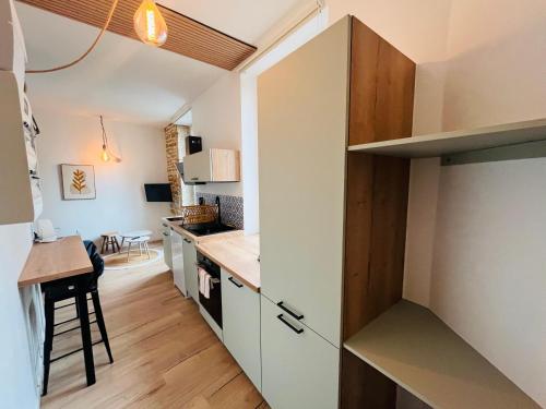 eine kleine Küche und ein Esszimmer in einem kleinen Apartment in der Unterkunft L’appartement lumière in Bourg-en-Bresse