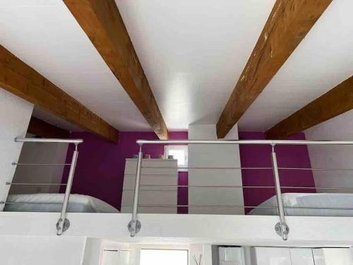 - une chambre avec 2 lits superposés et des murs violets dans l'établissement Eurêka Le cap d agde T2, au Cap d'Agde