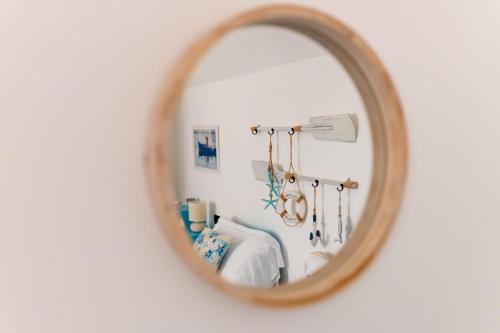 specchio in camera con letto di Gioia Casa Vacanze by MONHOLIDAY a Monopoli