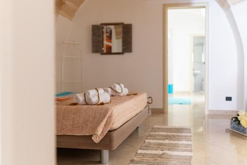 una camera con un letto con due cuscini sopra di Gioia Casa Vacanze by MONHOLIDAY a Monopoli
