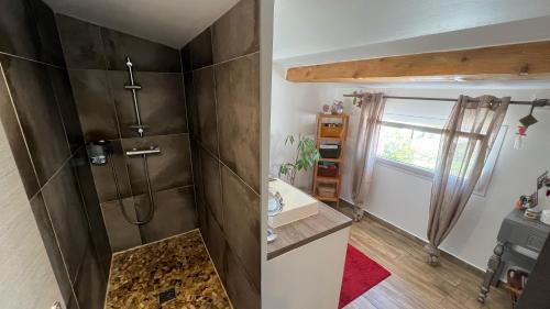 une salle de bain avec douche et lavabo dans l'établissement Aaa, à Martigues