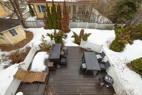 een luchtzicht op een patio in de sneeuw bij Kotoisa talo Keravalla in Kerava