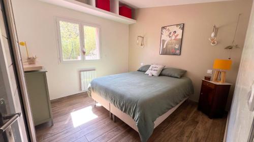 une chambre avec un lit et une fenêtre dans l'établissement Aaa, à Martigues