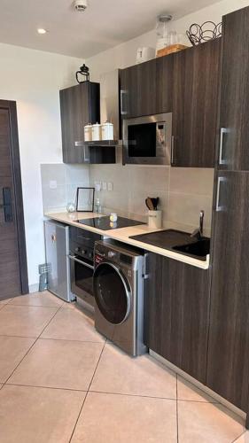 Η κουζίνα ή μικρή κουζίνα στο Comffy Cozzy Studio - Embassy Gardens