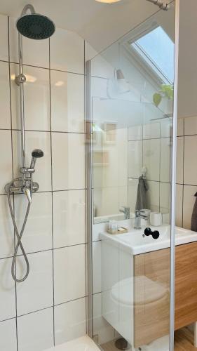 une salle de bain avec douche et lavabo dans l'établissement Maison familiale a 15 mns du centre ville, à Nantes