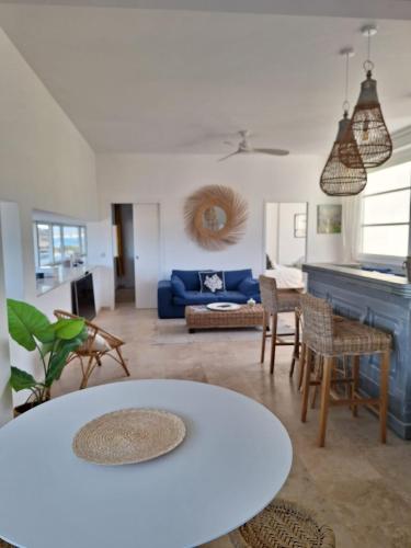 un salon avec un canapé bleu et une table dans l'établissement Appartement standing, vue Golfe avec parking gratuit, à Saint-Tropez