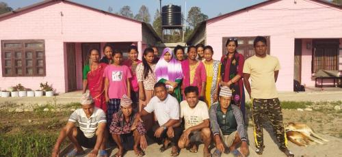 Eine Gruppe von Menschen, die vor einem Haus für ein Bild posieren in der Unterkunft Kantipur community homestay in Chitwan