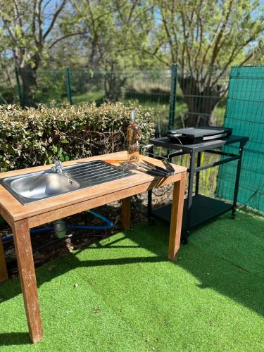- une table de pique-nique avec évier et grill dans l'établissement Bungalow Vias Plage, à Vias