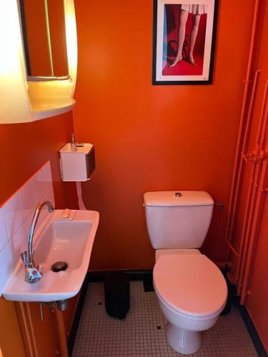 a bathroom with a white toilet and a sink at Champs de mars Appartement 1 chambre proche centre ville, balcon et parking in La Rochelle