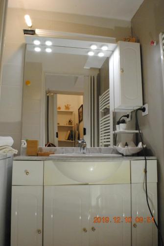 a bathroom with a sink and a mirror at ideal appartement au calme prés du Golf in La Grande-Motte