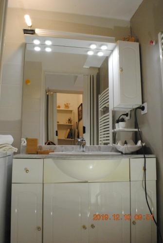 Dapur atau dapur kecil di ideal appartement au calme prés du Golf