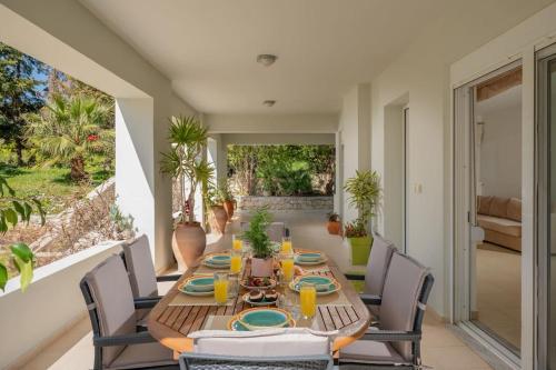 a dining room with a table and chairs at Luisa Holiday Home in Ádhele