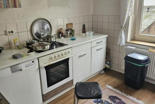una pequeña cocina con fogones y fregadero en Private Apartment en Hannover