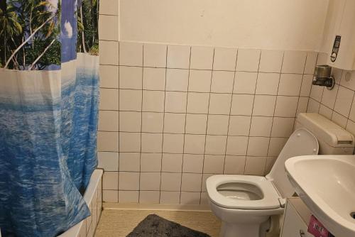y baño con aseo y lavamanos. en Private Apartment en Hannover