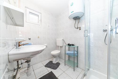 W łazience znajduje się umywalka, toaleta i prysznic. w obiekcie Apartman Simic w Trogirze
