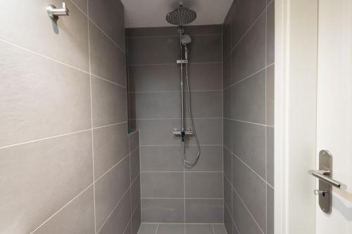 y baño con ducha con cabezal de ducha. en Studio-duplex Tower en Visp