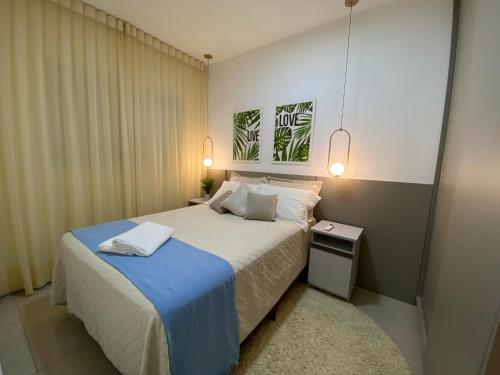 1 dormitorio con 1 cama con manta azul en Casa em condomínio fechado en Cuiabá