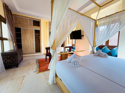 una camera con letto a baldacchino di Riad Tonaroz a Marrakech