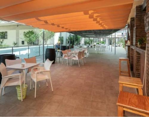 een restaurant met tafels en stoelen op een patio bij Céntrico estudio en Torremolinos in Torremolinos