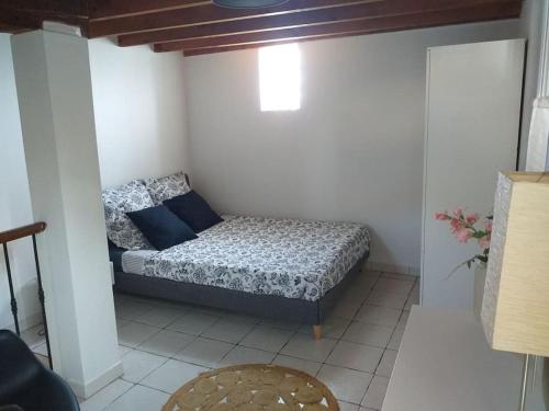 une petite chambre avec un lit dans une pièce dans l'établissement Maisonette avec jardinet sur le bas du Faron, à Toulon