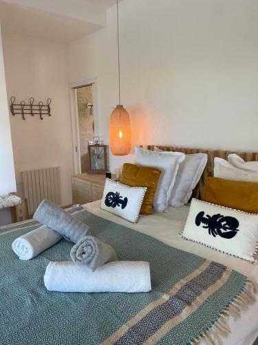 - une chambre avec 2 lits et des serviettes dans l'établissement Appartement standing, vue Golfe avec parking gratuit, à Saint-Tropez