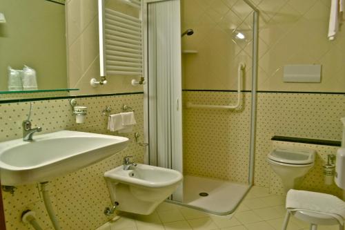 W łazience znajduje się umywalka, toaleta i prysznic. w obiekcie Hotel Valle Rossa w mieście San Giovanni Rotondo