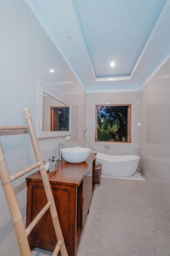Bilik mandi di Tegal Harum Villa Ubud