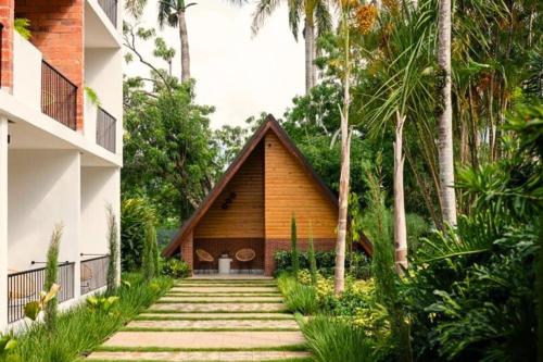 a house in the woods with a pathway leading to it at Hotel Pinar Dorado By Hotel Gran Jimenoa in Jarabacoa