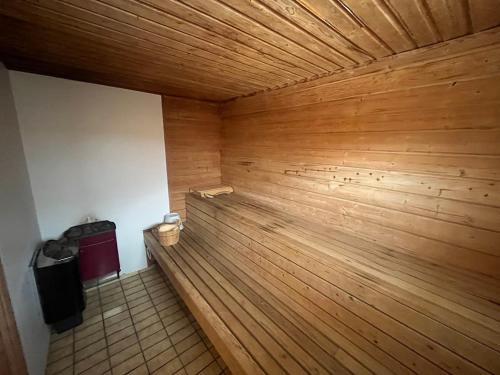 een grote houten kamer met een houten muur bij Welcome Inn Hotel Lyngskroa in Oteren