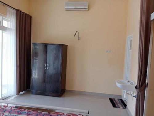 Un baño con ducha, inodoro y lavabo. en Luchis HOME Ijen, en Banyuwangi