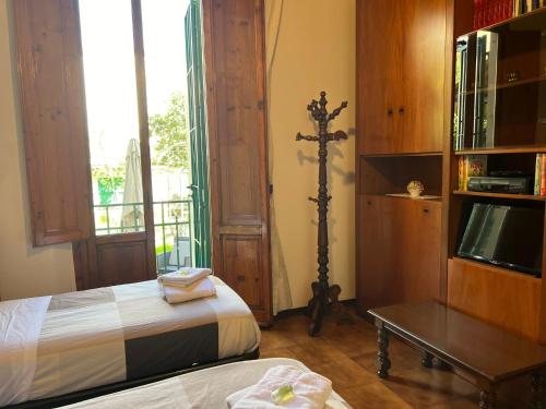 Schlafzimmer mit einem Bett, einem Tisch und einem Fenster in der Unterkunft Casa Spadi in Florenz