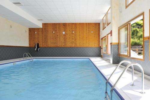 une grande piscine dans un immeuble dans l'établissement Valmeinier - Résidence les Hauts de Valmeinier 4 étoiles avec piscine, à Valmeinier