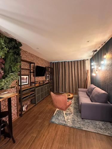 un soggiorno con un divano e un tavolo di Fabulosa vivienda nueva a un paso de Plaza EspañA a Valencia