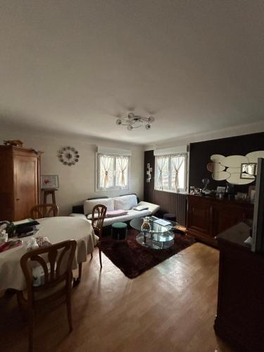 un salon avec un lit et un canapé dans l'établissement Havre de paix proche épreuves JO 2024, à Vaires-sur-Marne