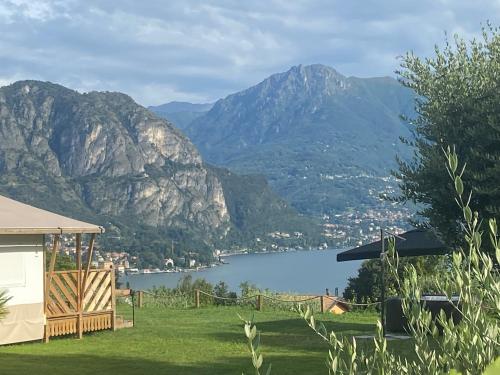 einen Blick auf einen See mit Bergen im Hintergrund in der Unterkunft Luxury Lodge in Bellagio